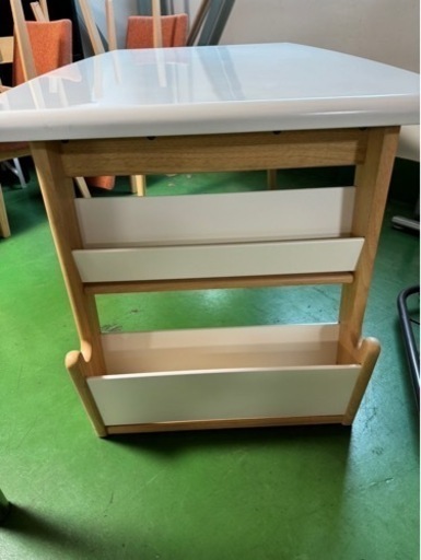 ニトリ　ダイニングテーブルセット　木製 赤 青Nシールドファブリック ニトリ ダイニングテーブルセット 木製 赤 Nシールドファブリック