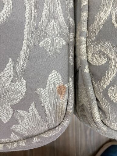 LANE FURNITURE｜アンティーク調刺繍装飾2人掛けソファーのご紹介です LANE FURNITURE｜アンティーク調刺繍装飾2人掛けソファーのご紹介です