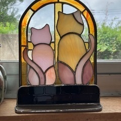 窓の外を眺める猫ステンドガラスの猫