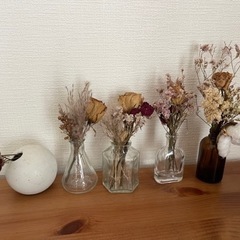 小さな花瓶とドライフラワー＆綿