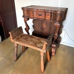 木彫りのテーブルと椅子