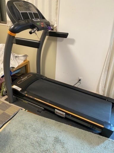 トレッドミル　時速20km  傾斜14°までいけます。