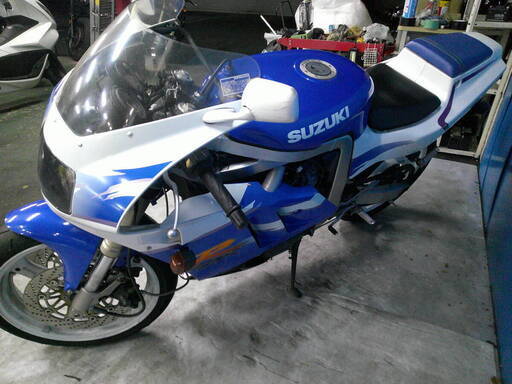 SUZUKI GSX-R400R 白/青 車検残R6/9月 名変で乗れます 半額 SUZUKI GSX-R400R 白/青 車検残R6/9月 名変で乗れます 半額