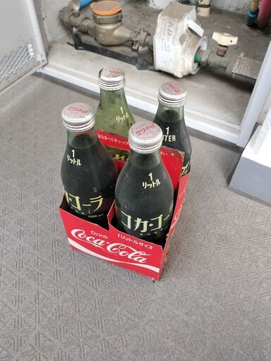【価格交渉可】コカ・コーラ１リットル瓶４本セット【内３本中身あり】【昭和レトロ】【アンティーク】【撮影用】【飲用不可】