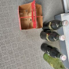 【価格交渉可】コカ・コーラ１リットル瓶４本セット【内３本中身あり】【昭和レトロ】【アンティーク】【撮影用】【飲用不可】