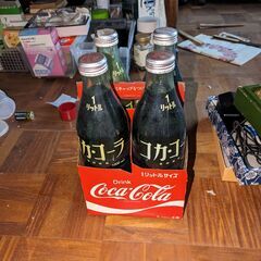 【価格交渉可】コカ・コーラ１リットル瓶４本セット【内３本中身あり】【昭和レトロ】【アンティーク】【撮影用】【飲用不可】