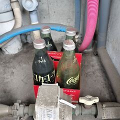 【価格交渉可】コカ・コーラ１リットル瓶４本セット【内３本中身あり】【昭和レトロ】【アンティーク】【撮影用】【飲用不可】
