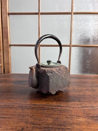 青龍堂造　在銘　鉄瓶　持ち手象嵌　古い鉄瓶　銅蓋 象嵌 四方形 葉紋 鉄器 アンティーク　レトロ　骨董品　煎茶道具　茶道具　茶器