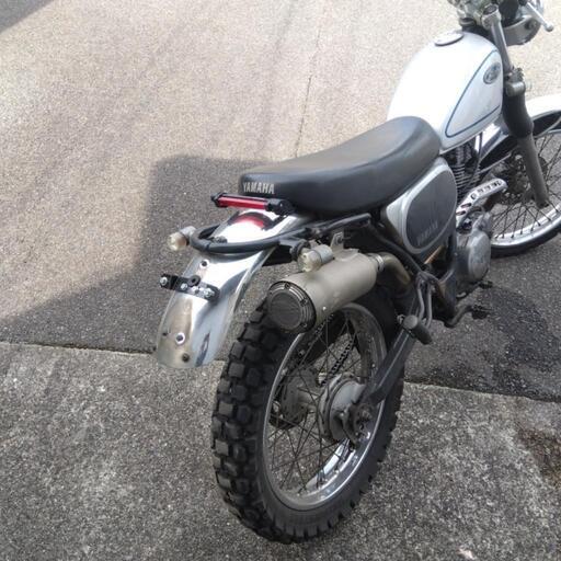 ヤマハブロンコ225ccです色はシルバーでマフラー変えてますタンク