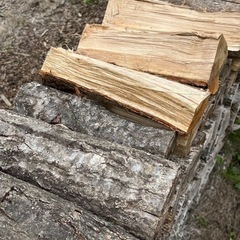 ナラ乾燥薪30cm中割り軽トラック一台分(焚き付けサービス付き)