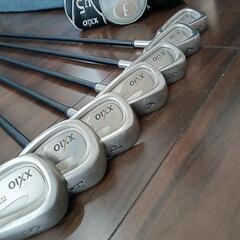 ゼクシオゴルフクラブセットとHONMA(⁠CB8001)パター。プーマゴルフバッグ付き。