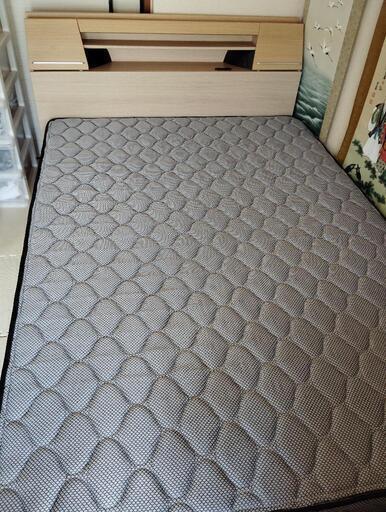 家具　ベッド　ダブルベッド　収納引き出し、コンセント付き