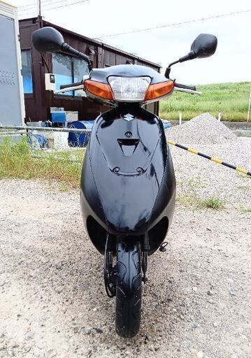 エンジンは素晴らしいです。スズキ レッツ 2。バッテリーは新品です。キャブレターのオーバーホールは完了しています。2 ストローク エンジン オイルは満タンです。サイド スタンド付き。走行距離 3526 キロ。 ◆安い価格で安心して乗れる良いバイクを提供しています。