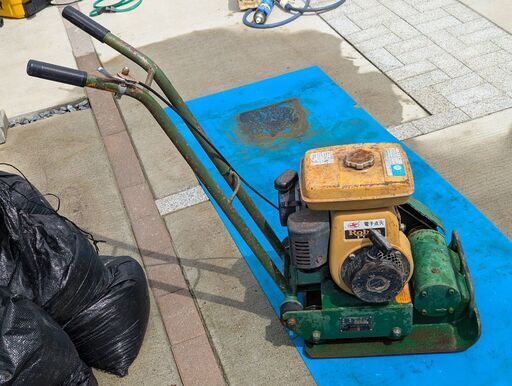 転圧機 プレートコンパクタ ナガオカ WUP-36 ロビンエンジン 駐車場や運動場の整備に