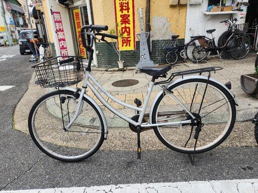 ママチャリ　２６インチ　カゴ　カギ　ライト　付き　シルバー　配達可能