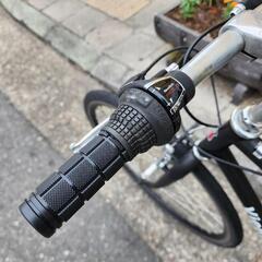 クロスバイク　７００ｘ２８ｃ　６変速　サドル　新品　黒　配達可能