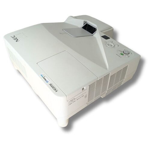 （取引中）NEC超単焦点プロジェクター UM330XJL-N2 壁から24cmで80インチ画面に