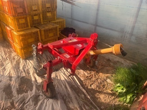 農機具　　　トラクター　サツマイモ掘機