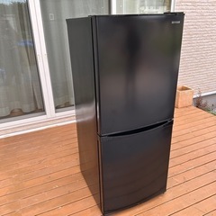 極美品2022年製】ノンフロン冷凍冷蔵庫142L ブラック
