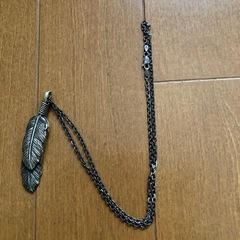 シルバーのネックレスとフェザーのセット