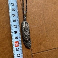 シルバーのネックレスとフェザーのセット