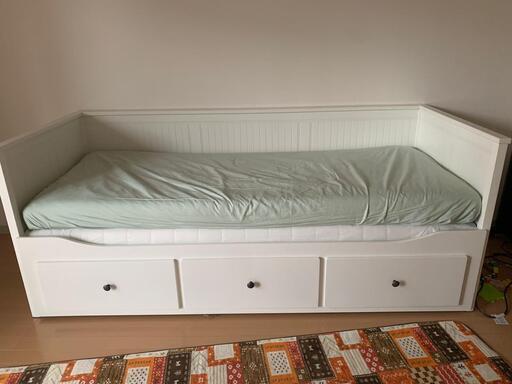 IKEA の 3 つの引き出しと 2 つのマットレスが付いた非常に新しいデイベッド