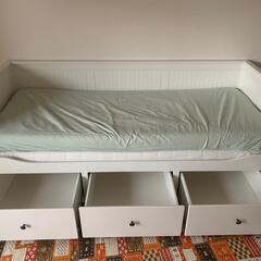 IKEA の 3 つの引き出しと 2 つのマットレスが付いた非常に新しいデイベッド