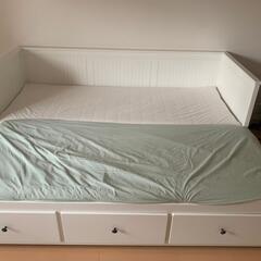 IKEA の 3 つの引き出しと 2 つのマットレスが付いた非常に新しいデイベッド