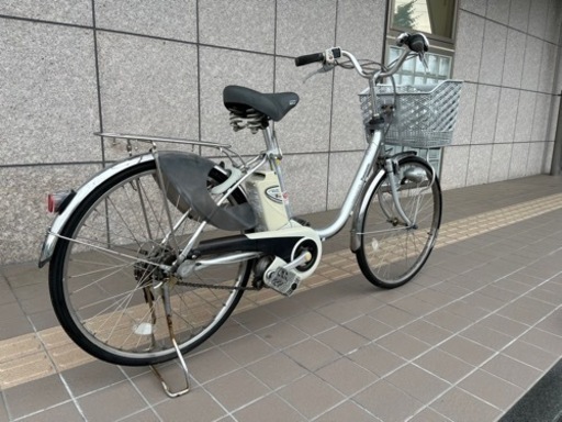 電気自転車【 Lithium ViVI DX 】２６インチ  ・変速　 : 内装３段変速  ・タイヤ後部パンク  ・ライト : バッテリーライト  ・カギ　 : リング錠  ・付属品 : カギ2本・充電器
