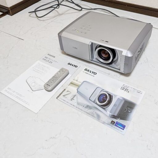 プロジェクターLP-Z4譲ります リモコン、説明書、当時ものカタログあり