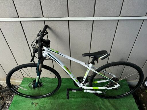 GT スポーツ自転車 60414 舗装路やダートに対応するGTのクロスバイク 