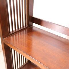 松本民芸家具のミズメザクラ材を使用した本棚/書棚です。クラシカルなフォルムの和・洋問わず活躍するヴィンテージ感のある味わい深いブックシェルフ。上品さを感じさせるデザインが店舗の飾り棚などのラックにも♪