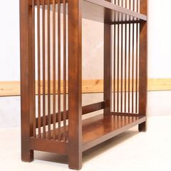 松本民芸家具のミズメザクラ材を使用した本棚/書棚です。クラシカルなフォルムの和・洋問わず活躍するヴィンテージ感のある味わい深いブックシェルフ。上品さを感じさせるデザインが店舗の飾り棚などのラックにも♪