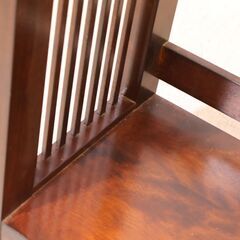 松本民芸家具のミズメザクラ材を使用した本棚/書棚です。クラシカルなフォルムの和・洋問わず活躍するヴィンテージ感のある味わい深いブックシェルフ。上品さを感じさせるデザインが店舗の飾り棚などのラックにも♪