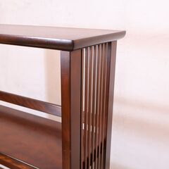 松本民芸家具のミズメザクラ材を使用した本棚/書棚です。クラシカルなフォルムの和・洋問わず活躍するヴィンテージ感のある味わい深いブックシェルフ。上品さを感じさせるデザインが店舗の飾り棚などのラックにも♪