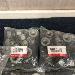 ゆ.ec】新品未開封未使用 UD TRUCKS 純正品 40225-01Z2A ホイールナット RH
