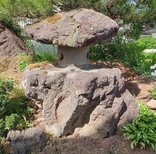珍しい溶岩の石灯籠