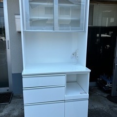ニトリ キッチンボード 鏡面仕上げの綺麗なお品 スライド式扉食器棚