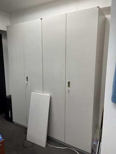 観音開きのスチール棚
