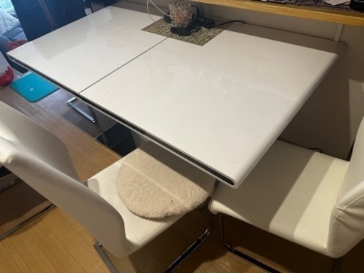 ダイニングテーブル+椅子4脚付き