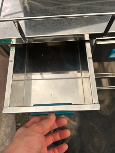 ラスト一台‼️SUS304‼️純ステン‼️ステンレス製の作業台車‼️新古品‼️引き出し３つ付き‼️転倒防止柵付き‼️車輪付き‼️ストッパー付き‼️ ラスト一台‼️SUS304‼️純ステン‼️ステンレス製の作業台車‼️新古品