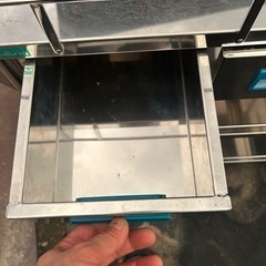 ステンレス製の作業台車‼️新古品‼️引き出し３つ付き‼️転倒防止柵付き‼️車輪付き‼️ストッパー付き‼️