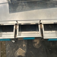 ステンレス製の作業台車‼️新古品‼️引き出し３つ付き‼️転倒防止柵付き‼️車輪付き‼️ストッパー付き‼️