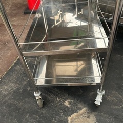 ステンレス製の作業台車‼️新古品‼️引き出し３つ付き‼️転倒防止柵付き‼️車輪付き‼️ストッパー付き‼️