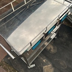 ステンレス製の作業台車‼️新古品‼️引き出し３つ付き‼️転倒防止柵付き‼️車輪付き‼️ストッパー付き‼️