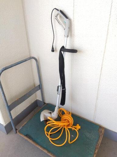 背負い式のコード式草刈り機　長いコードあり