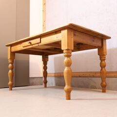 THE PENNY WISE(ペニーワイズ)よりpaulwison(ポールウィルソン) パイン無垢材の引き出し付ダイニングテーブルです！英国製のクラシックなデザインのアンティーク調の4人用食卓。