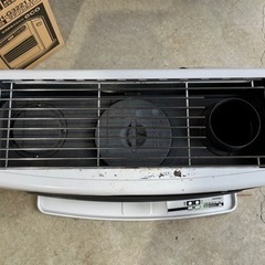 トヨトミ　石油ストーブ　煙突式ストーブ　ＴＯＹＯＴＯＭＩ　新品定価８６，８００円　２０１８年製　ホワイト　ＨＲ－Ｇ６５０Ｈ　コンクリート２７畳　木造１７畳