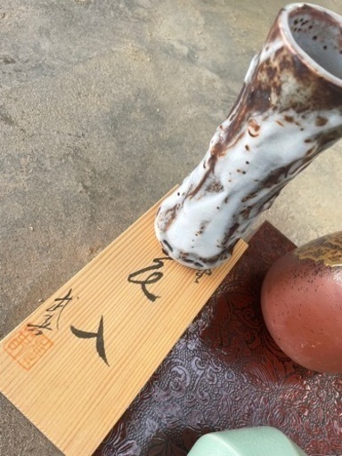 波状模様の陶器壺 木製蓋付き 焼き物壺 波状模様の陶器壺 木製蓋付き 蓋付小壺｜黒