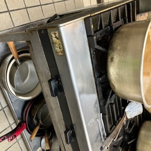 業務用ガスコンロ5口あります。